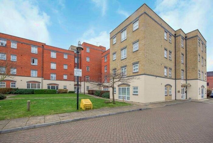 2 Bedroom Flat To Rent In Holyhead Mews, SL1