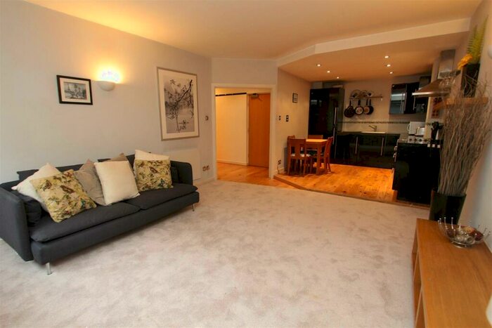 2 Bedroom Flat To Rent In South Parade, Leeds, LS1