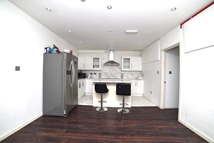 6 Bedroom Terraced House To Rent In Carbis Road, Limehouse, London, E14