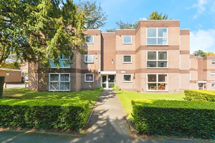 3 Bedroom Flat For Sale In Seymour Close, Selly Park, Birmingham, B29