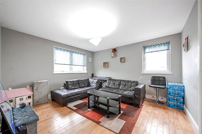 2 Bedroom Flat For Sale In Porchester Mead, Beckenham, BR3