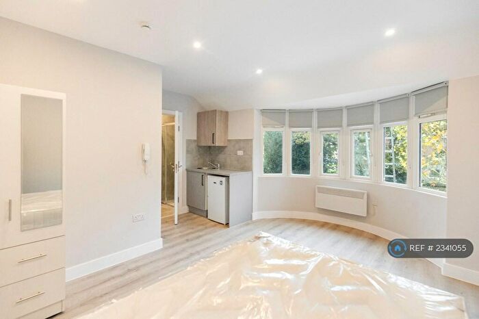 Studio To Rent In Lime Close, South Ockendon, RM15