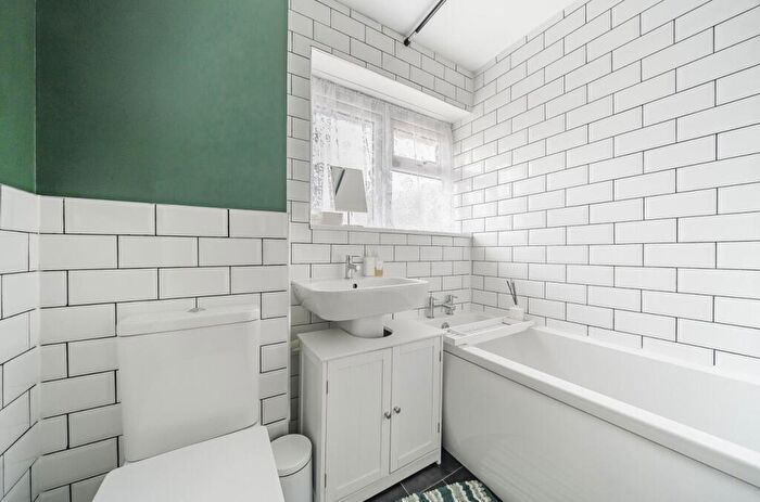 2 Bedroom Flat For Sale In Dyneley Green, Townhill Park, Southampton, Hampshire, SO18