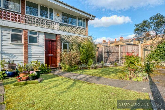 3 Bedroom House To Rent In St. Regis Close, N10