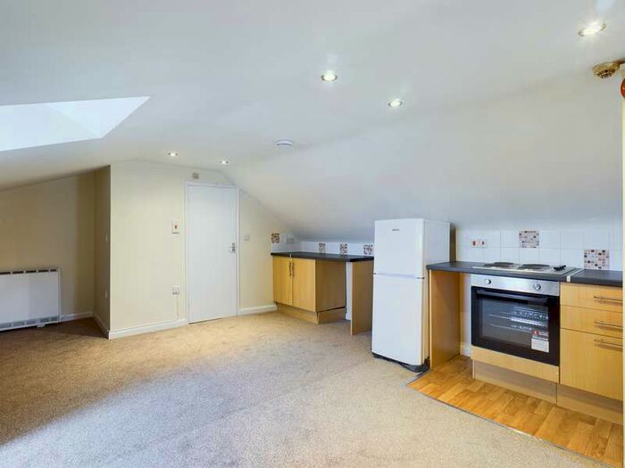 Flat To Rent In Church Street, Paignton, TQ3