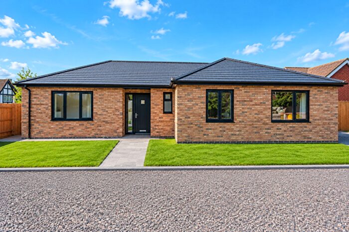 3 Bedroom Detached Bungalow For Sale In Ashcroft Road, Luton, LU2