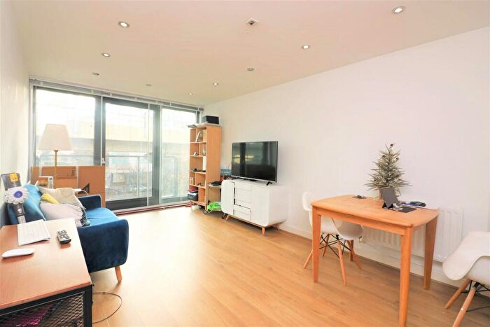 1 Bedroom Apartment To Rent In Elektron Tower, Blackwall Way, Canary Wharf, E14