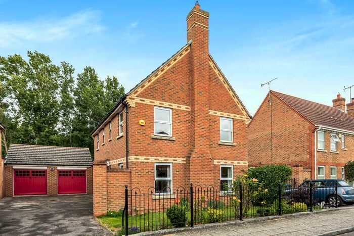 4 Bedroom Detached House To Rent In Fairford Leys, Aylesbury, HP19