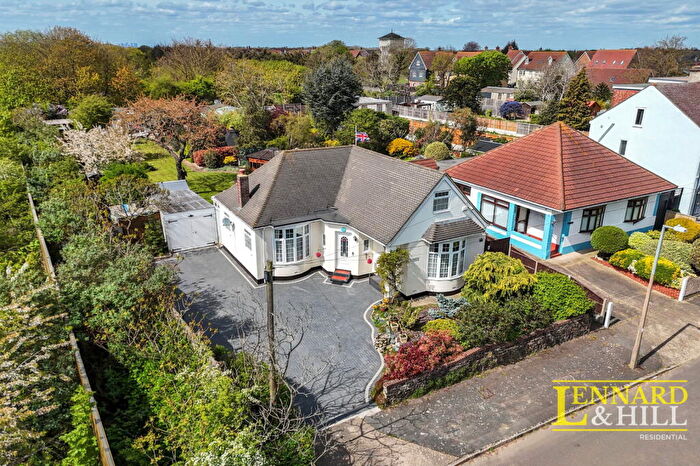 4 Bedroom Detached Bungalow For Sale In Clockhouse Lane, North Stifford, Grays, RM16