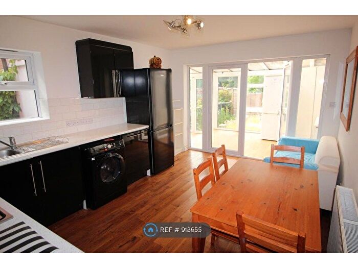 3 Bedroom Flat To Rent In Friern Barnet Road, London, N11