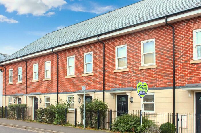 3 Bedroom Terraced House To Rent In St James Road, GU51