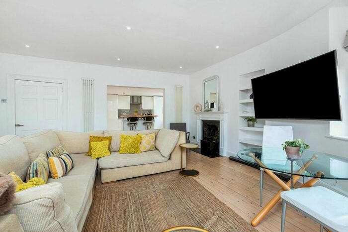2 Bedroom Flat To Rent In Mortlake High Street, London, SW14
