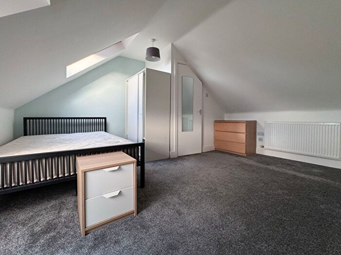 5 Bedroom Semi-Detached House To Rent In Northumberland Avenue, Reading, RG2