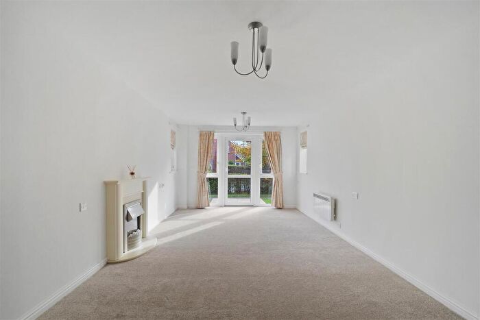 1 Bedroom Apartment For Sale In Farringford Court, Avenue Road, Lymington, SO41