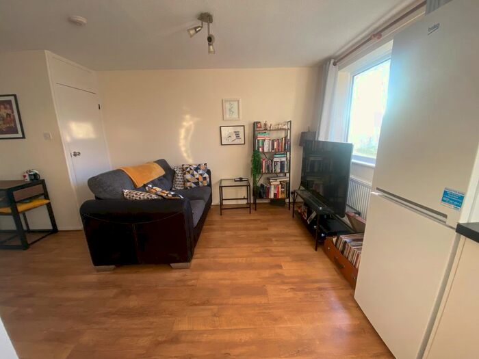 1 Bedroom Maisonette To Rent In Brookside Close, Old Stratford, MK19