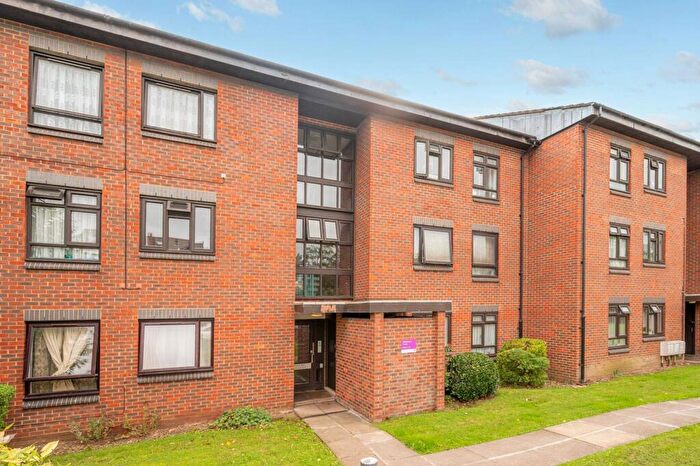3 Bedroom Flat To Rent In Friern Park, North Finchley, London, N12
