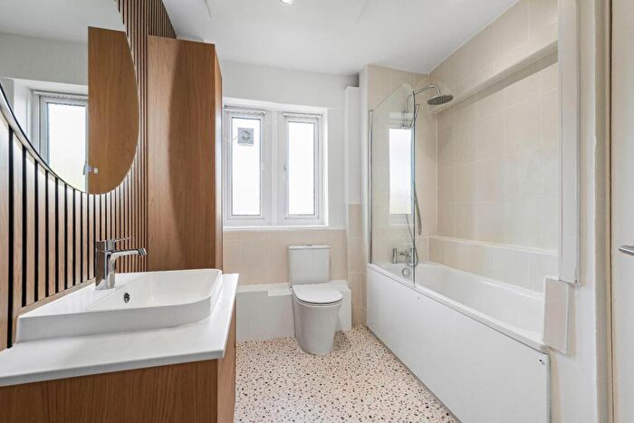 3 Bedroom Flat To Rent In Woodfarrs, London, SE5