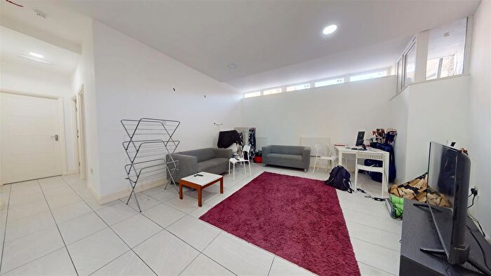 3 Bedroom Flat To Rent In Harrow Road, Kensal Green, London, NW10