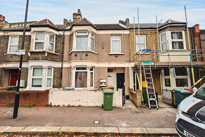 2 Bedroom Flat For Sale In First Floor Flat, Leonard Street, Silvertown, London, E16
