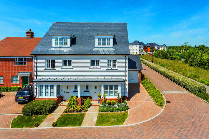 4 Bedroom Semi-Detached House To Rent In Scholars Walk, Horsham, RH12