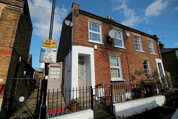 3 Bedroom Semi-Detached House To Rent In New Road, Brentford, TW8