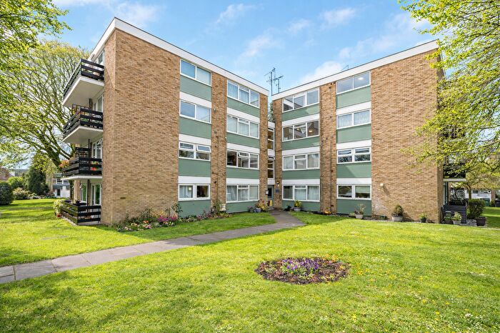 2 Bedroom Flat For Sale In Abbots Park, St. Albans, Hertfordshire, AL1
