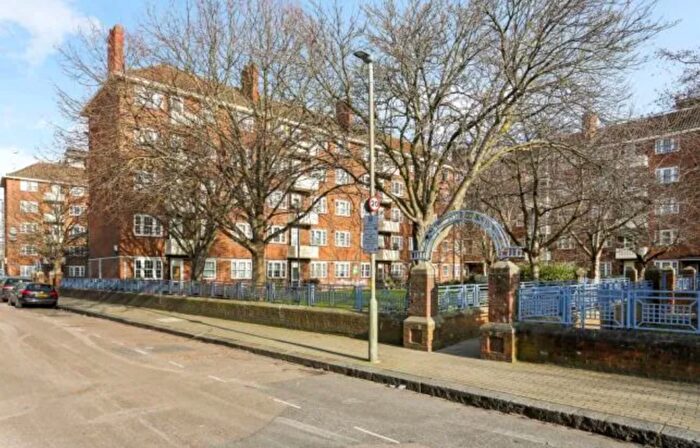 3 Bedroom Flat For Sale In Filey House, Usk Road, London, SW11