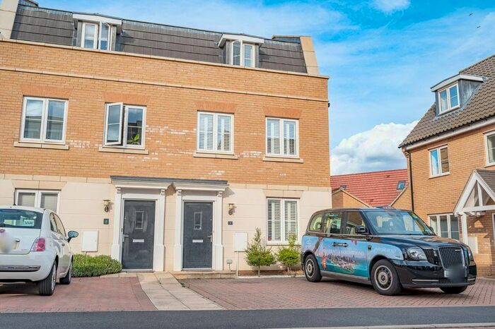 3 Bedroom Town House To Rent In Maltings Close, Flitch Green, Dunmow, CM6
