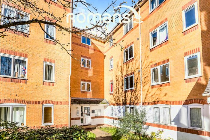 2 Bedroom Flat To Rent In Ascot Court, Aldershot, GU11