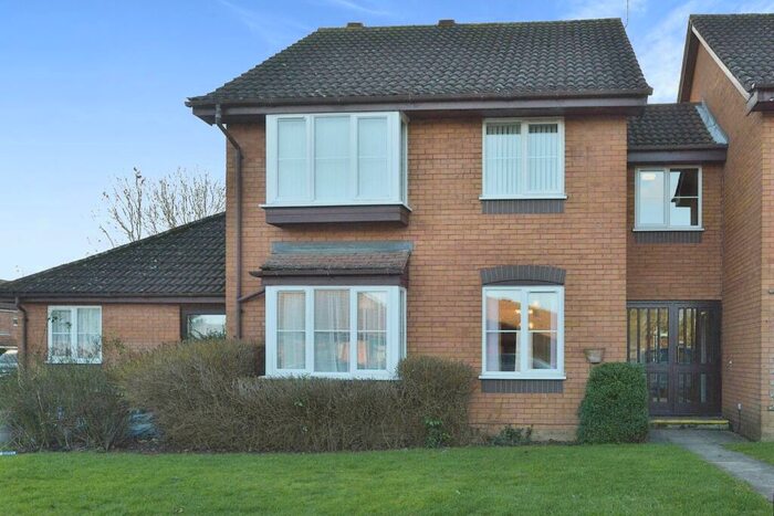 2 Bedroom Apartment For Sale In Eleanor Walk, Woburn, Milton Keynes, MK17