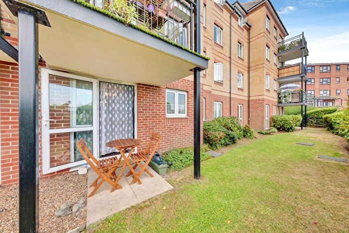 2 Bedroom Flat For Sale In Waters Edge Court, Erith, DA8