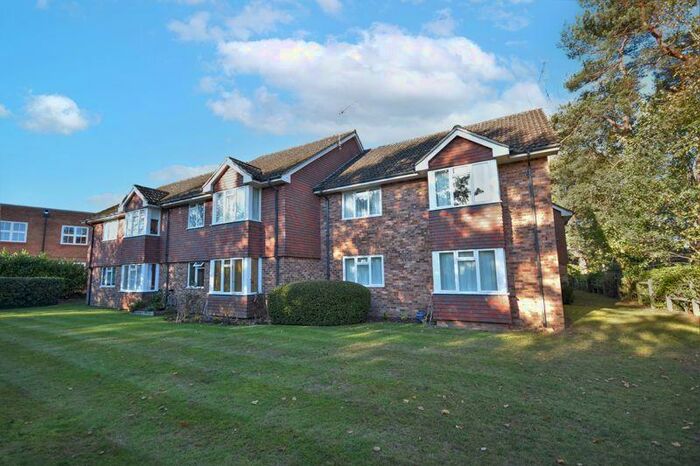 2 Bedroom Flat To Rent In Trimmers Field, Farnham, GU9