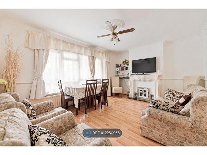 2 Bedroom Flat To Rent In Churchill Terrace, London, E4