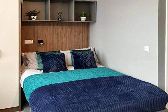 Apartment To Rent In Chamberlain Place, B4