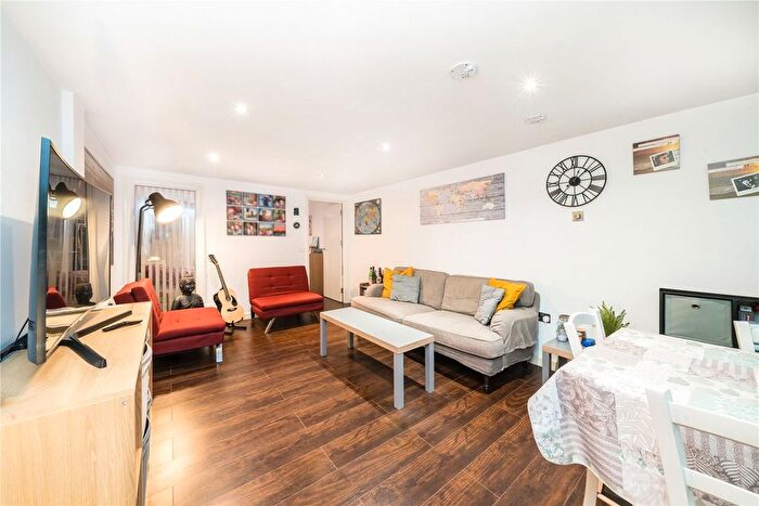 1 Bedroom Flat To Rent In North End Road, London, SW6