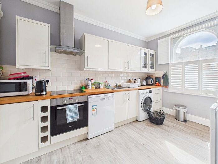 2 Bedroom Flat To Rent In Peascod Street, Windsor, Berkshire, SL4