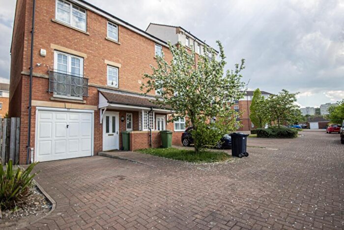4 Bedroom Town House To Rent In Redgrave Close, Gateshead, NE8