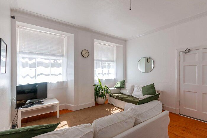 3 Bedroom Flat To Rent In L – Morrison Street, Edinburgh, EH3