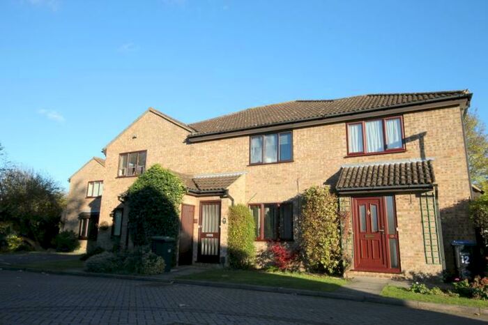 1 Bedroom Maisonette To Rent In Countisbury Gardens, Addlestone, Surrey, KT15