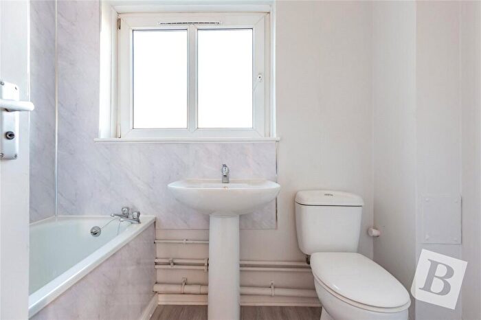 1 Bedroom Apartment For Sale In Bateman Close, Barking, IG11