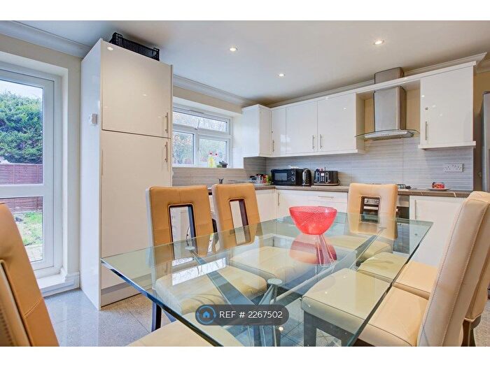6 Bedroom Semi-Detached House To Rent In Alandale Close, Reading, RG2