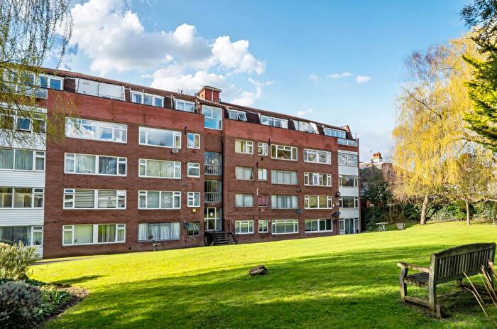 2 Bedroom Flat For Sale In Holden Road, Woodside Park, N12