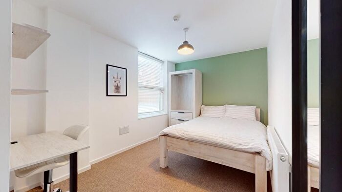 5 Bedroom Semi-detached House To Rent In Chestnut Grove, Liverpool, L15