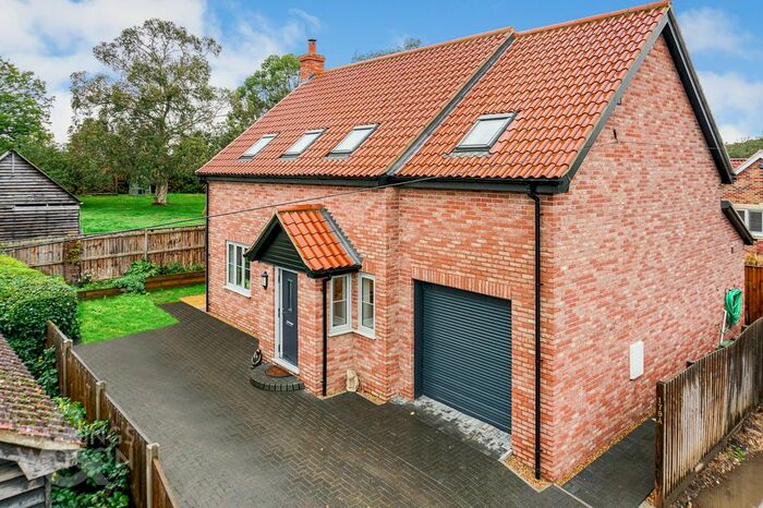 4 Bedroom Detached House For Sale In Yarmouth Road, Broome, Bungay, NR35