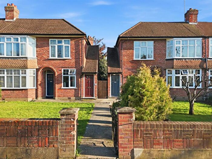 2 Bedroom Maisonette For Sale In Hallside Road, Enfield, EN1