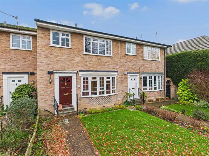 3 Bedroom Terraced House For Sale In Victoria Close, Weybridge, KT13