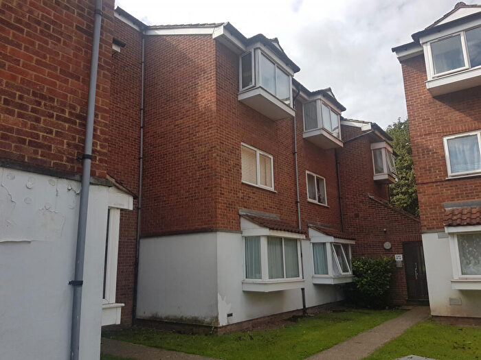 1 Bedroom Flat To Rent In Larch Close, London, N11