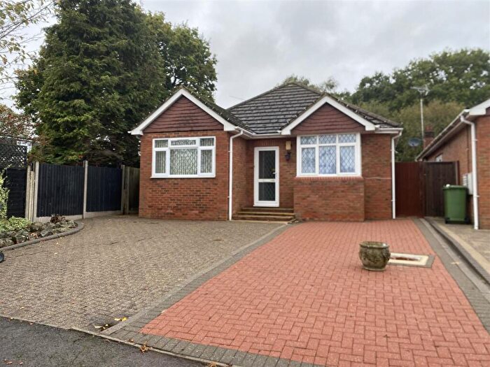 2 Bedroom Detached Bungalow To Rent In The Drive, Potters Bar, EN6