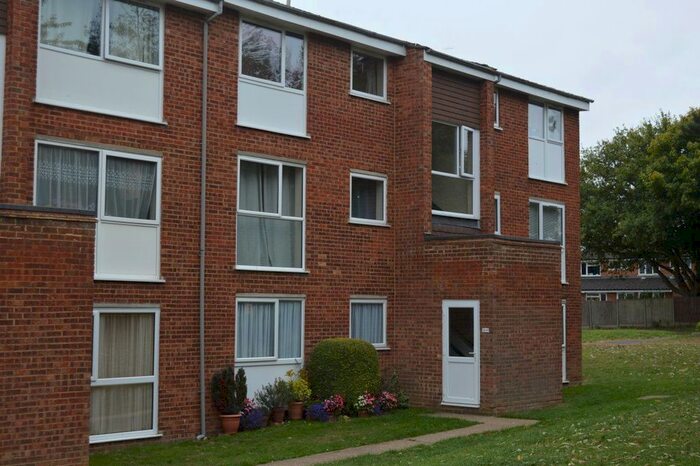 2 Bedroom Flat To Rent In Roydon Court, Hemel Hempstead, HP2