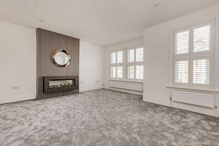 2 Bedroom Flat To Rent In Leathwaite Road, Between The Commons, SW11